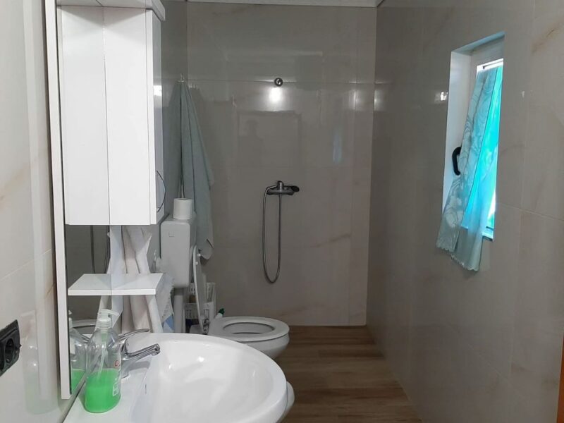 Affittasi casa indipendente a Durazzo Lagja e Re con giardino privato 450 € al mese