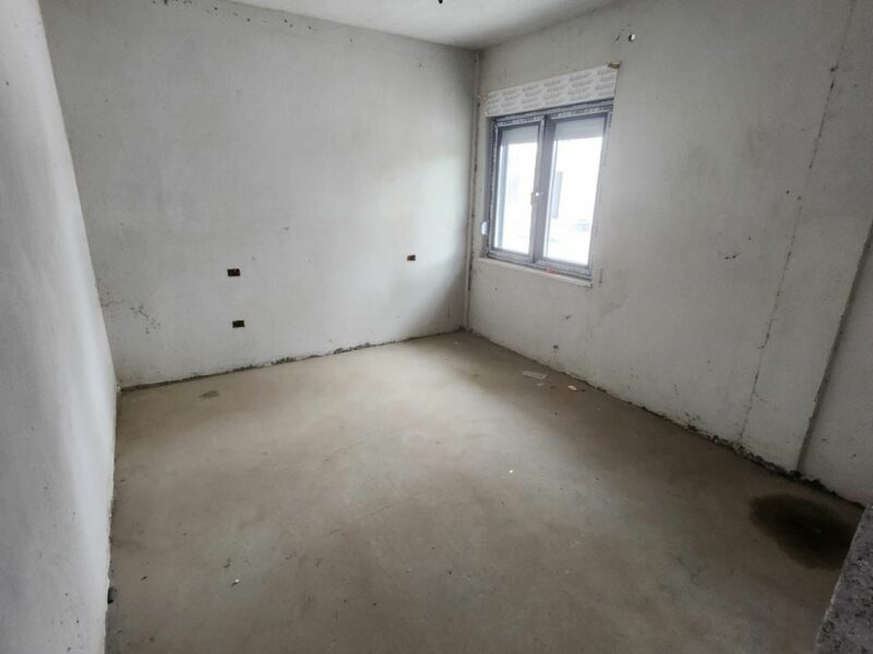 Vendesi primo piano di una villa a Golem Durres composto da 2 appartamenti indipedenti