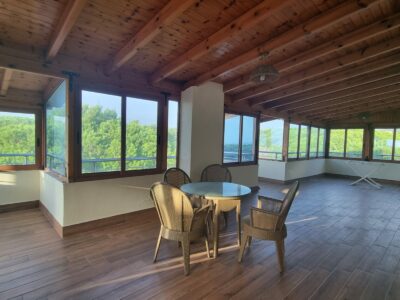 Vendesi appartamento di 160 m² con balcone e terrazzo a Golem 180000 €.