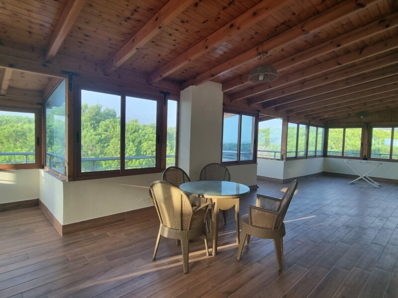 Vendesi appartamento di 160 m² con balcone e terrazzo a Golem 180000 €.