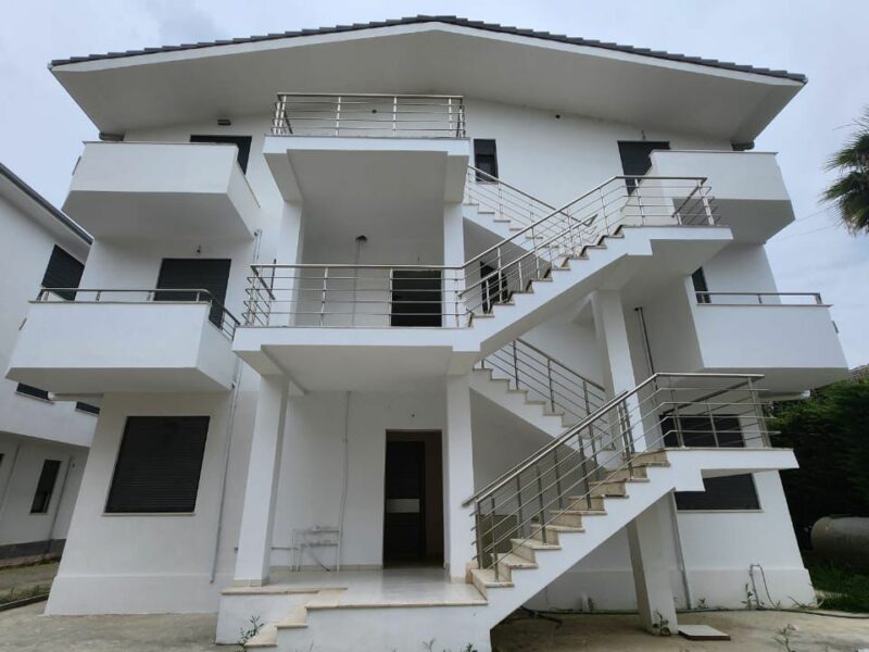 Vendesi primo piano di una villa a Golem Durres composto da 2 appartamenti indipedenti