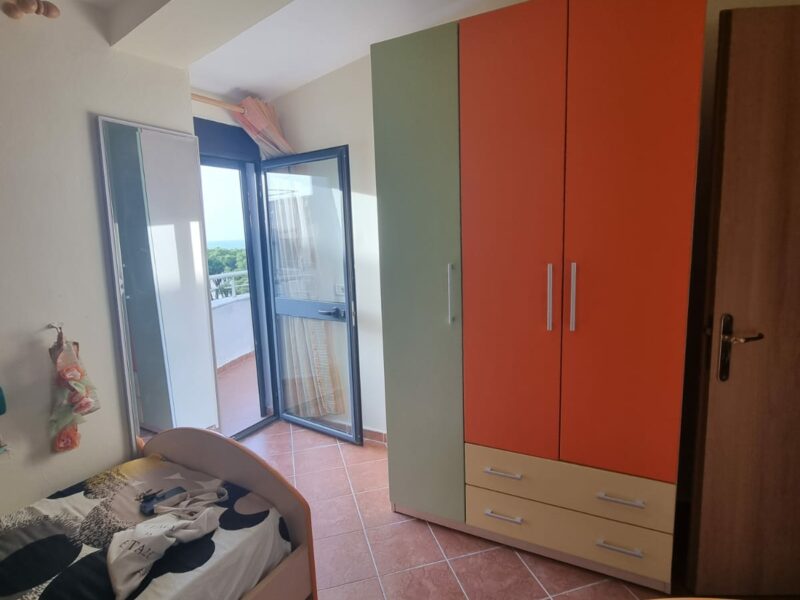 Vendesi appartamento di 160 m² con balcone e terrazzo a Golem 180000 €.