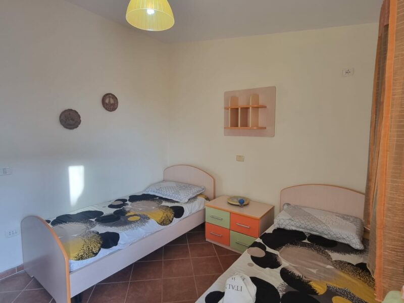 Vendesi appartamento di 160 m² con balcone e terrazzo a Golem 180000 €.