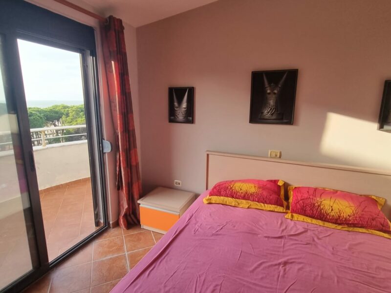 Vendesi appartamento di 160 m² con balcone e terrazzo a Golem 180000 €.