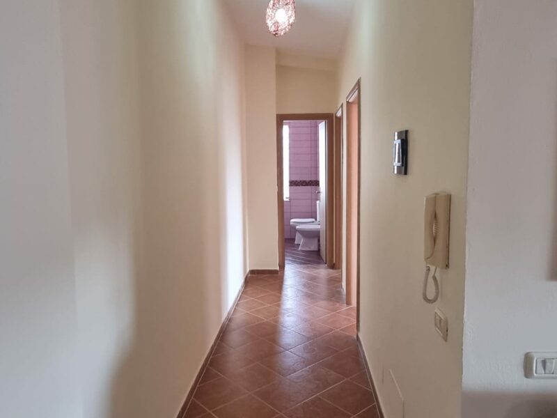 Vendesi appartamento di 160 m² con balcone e terrazzo a Golem 180000 €.