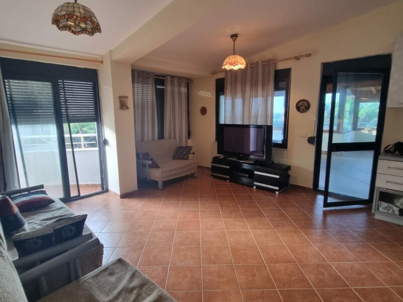 Vendesi appartamento di 160 m² con balcone e terrazzo a Golem 180000 €.
