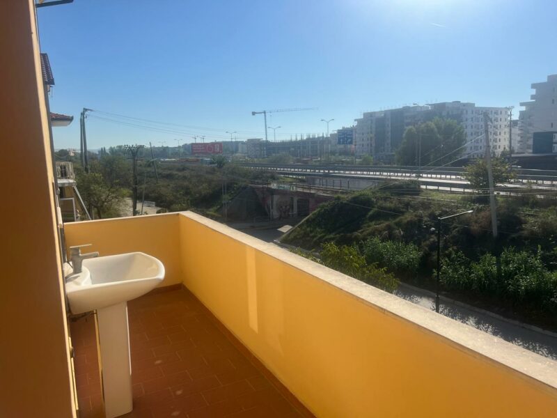 Vendesi Casa Privata a Golem - Ideale per Investimento!