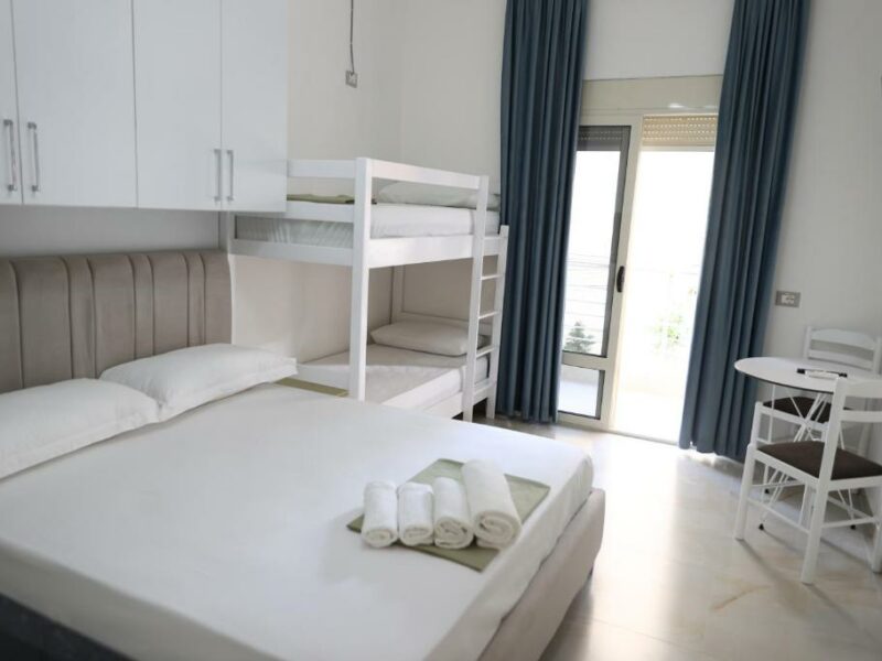 Camera per 4 persone con Balcone sulla spiaggia Plazh Durres