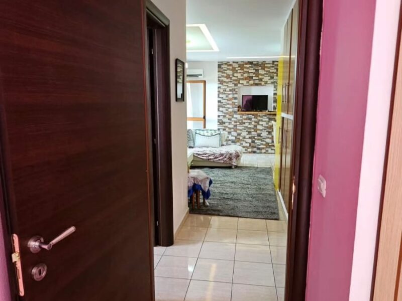Vendesi appartamento 2 + 1 a Shkembi Kavajes - Spiaggia di Golem Durres