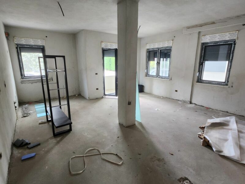 Vendesi primo piano di una villa a Golem Durres composto da 2 appartamenti indipedenti