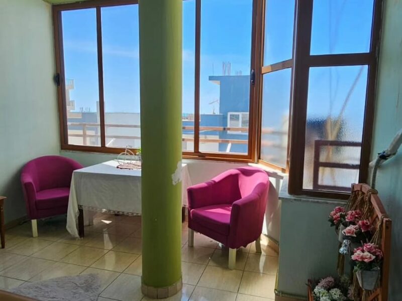 Vendesi appartamento 2 + 1 a Shkembi Kavajes - Spiaggia di Golem Durres