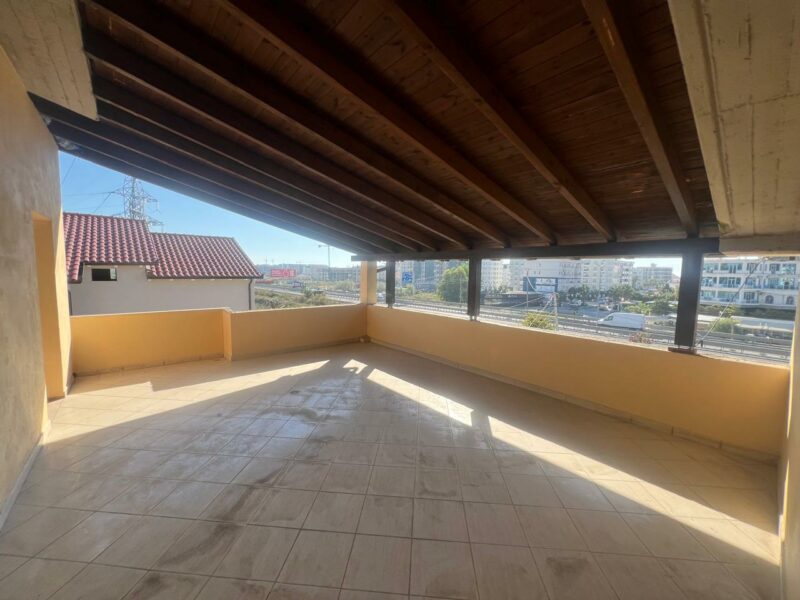 Vendesi Casa Privata a Golem - Ideale per Investimento!
