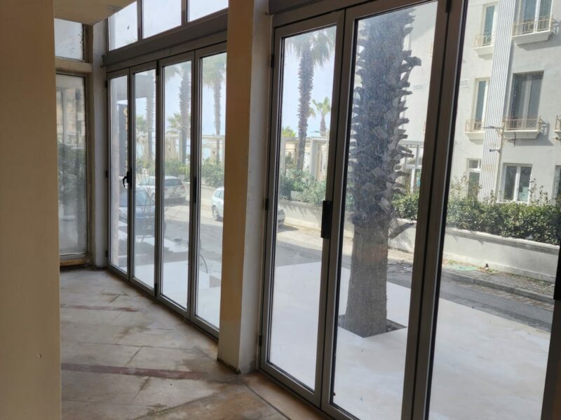 Vendesi Area Commerciale a Plepa, Durazzo - Attrezzature per Serramenti Inclusi!